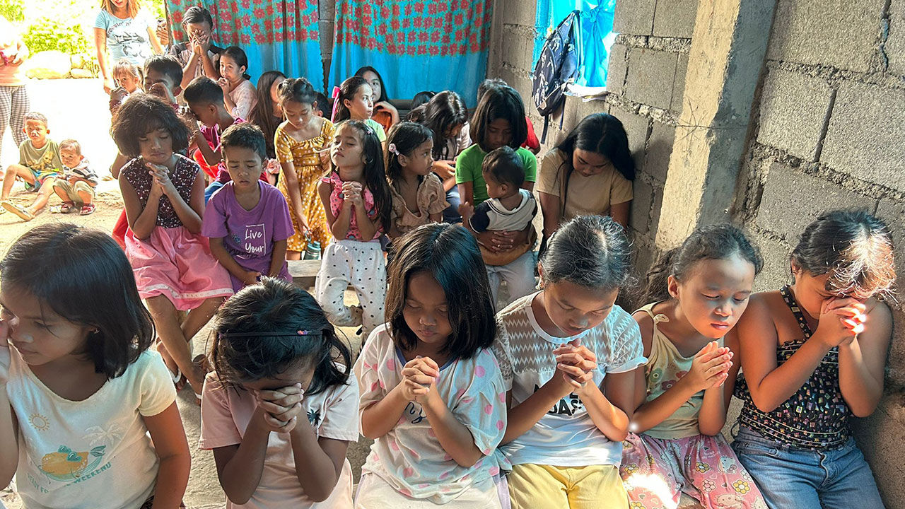 Children responding to the gospel in Davao, Philippines